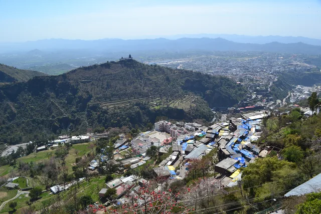 वैष्णो देवी — मंदिर बाहर से