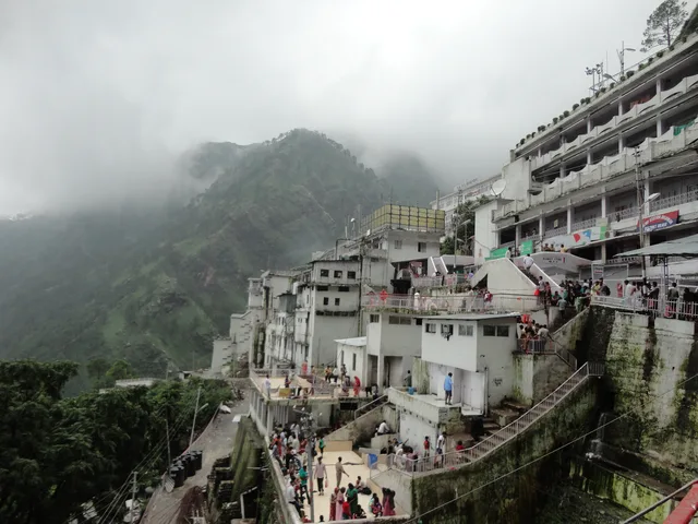 वैष्णो देवी — मंदिर बाहर से