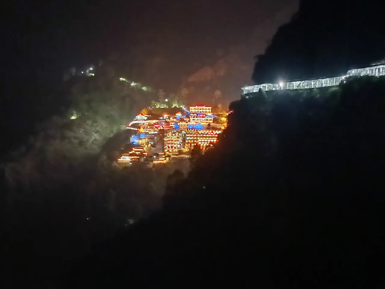 रात में भवन परिसर