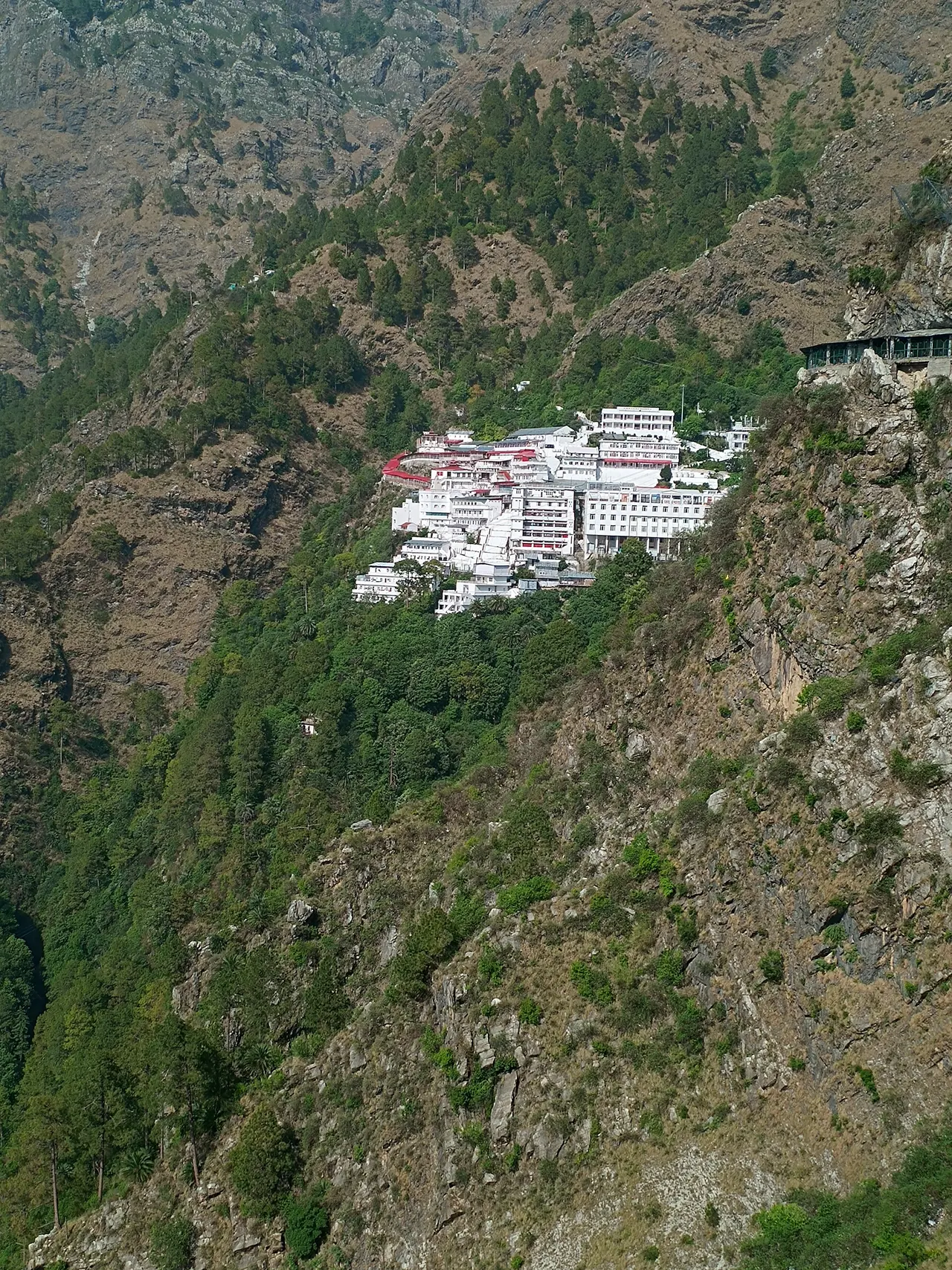 चढ़ाई के दौरान मंदिर की पहली झलक